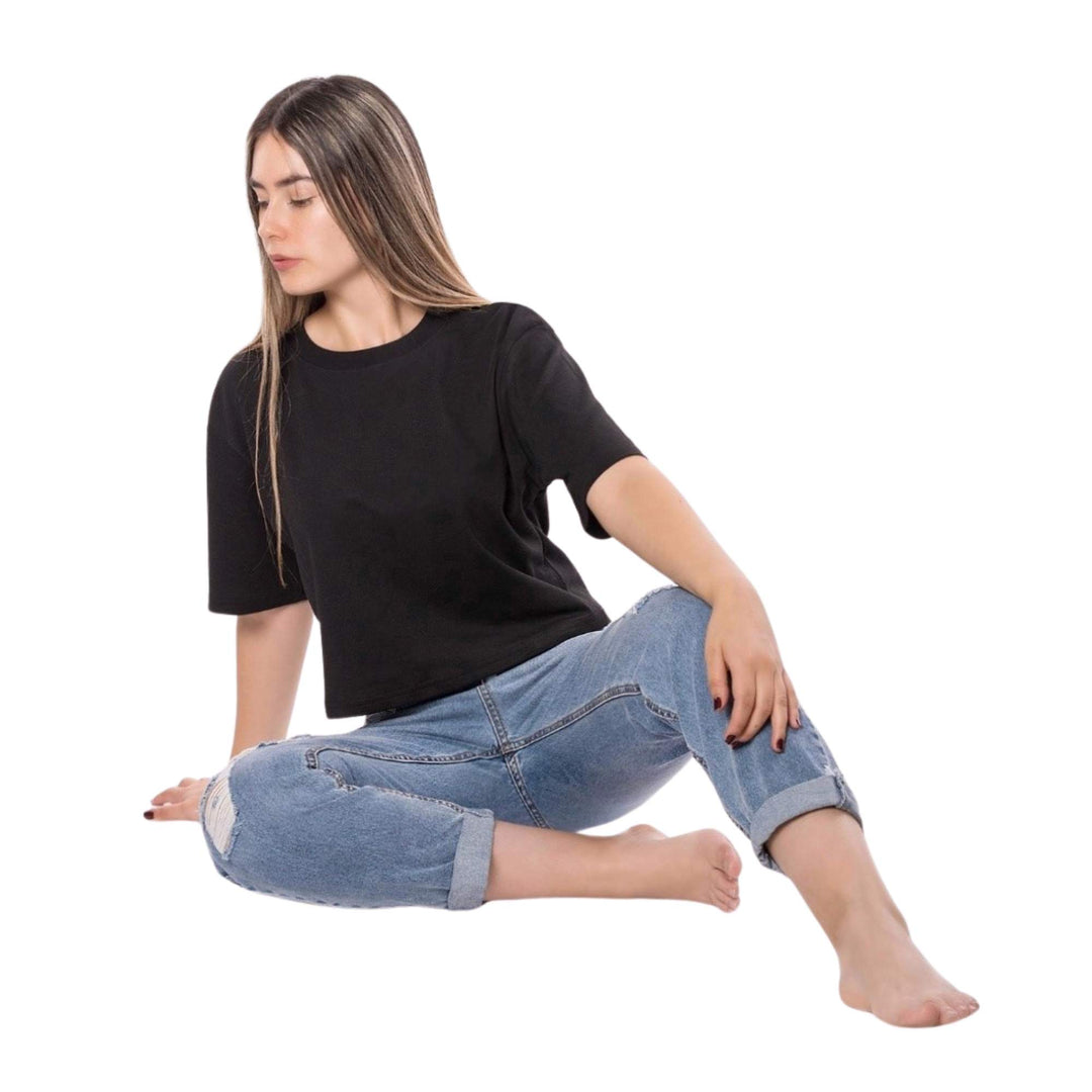 Mujer con polo crop oversize color negro