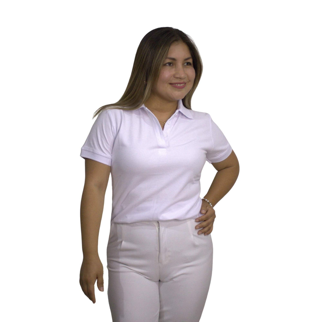 Mujer con polo camisero piqué blanco