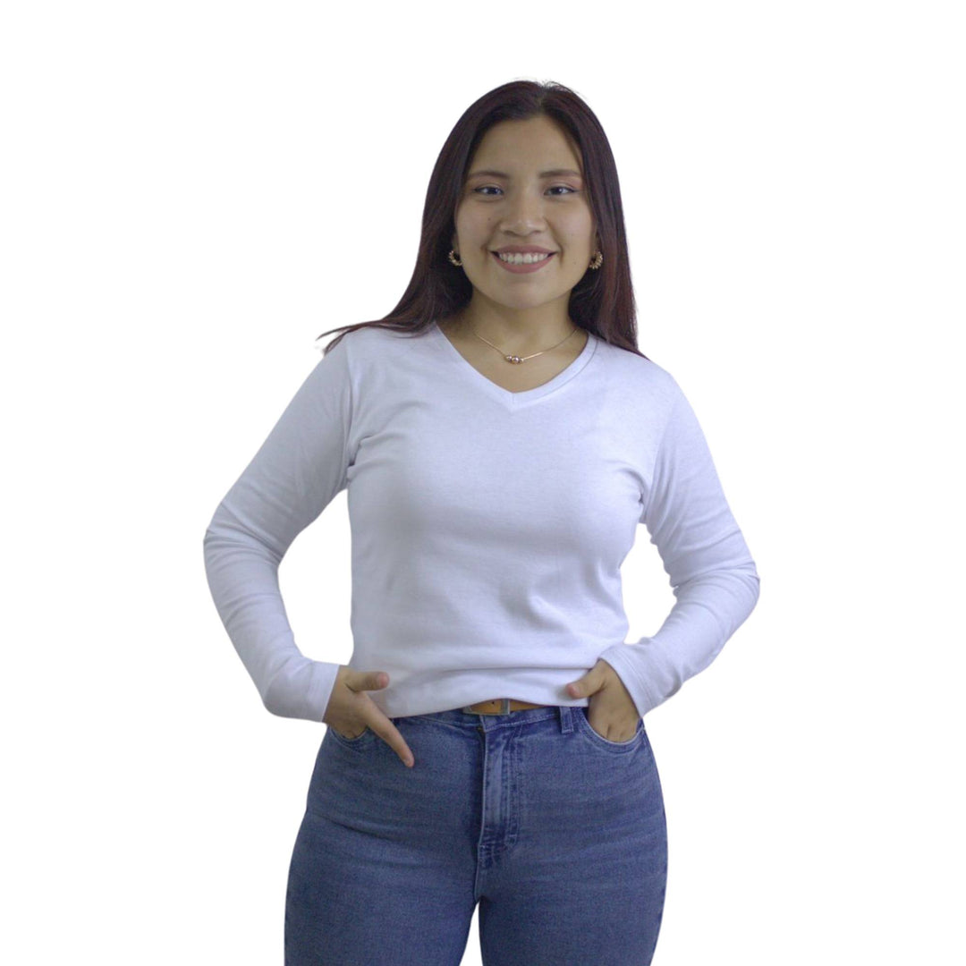 Mujer con polo blanco manga larga cuello V