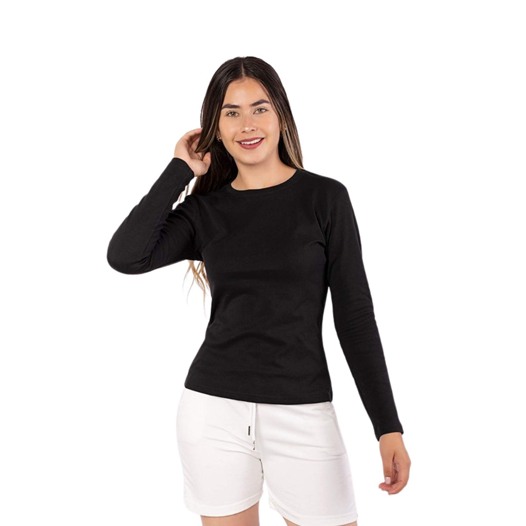 Mujer con polo manga larga color negro