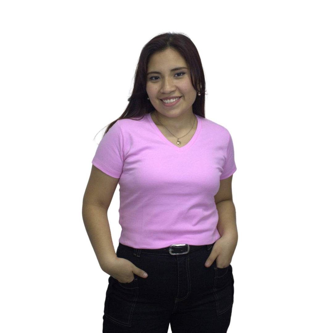 Mujer con polo manga corta cuello V color rosa