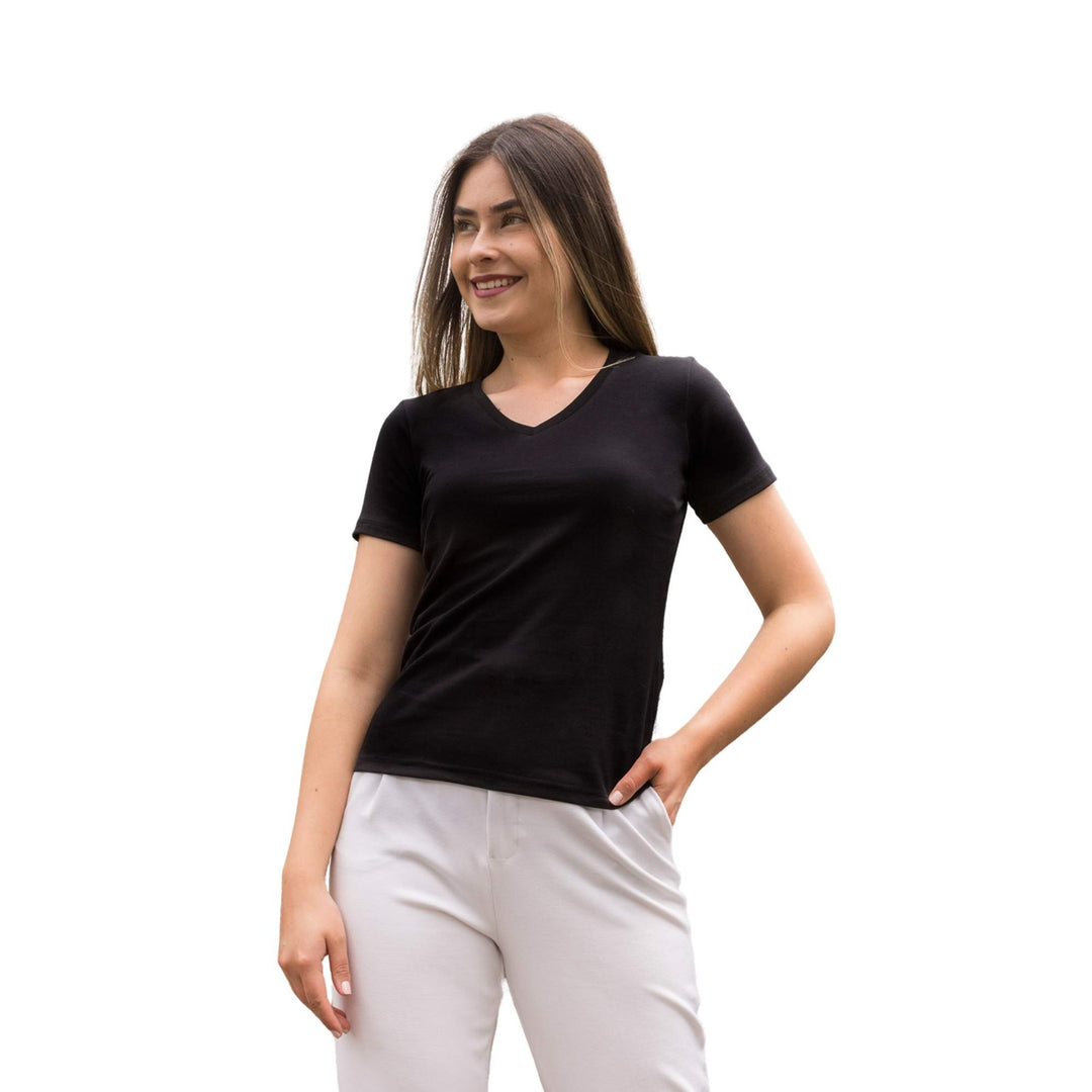 Mujer con polo manga corta cuello V color rosa