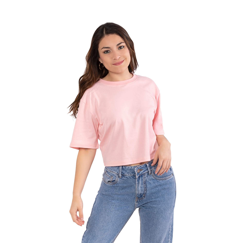 Mujer con polo crop oversize color rosa