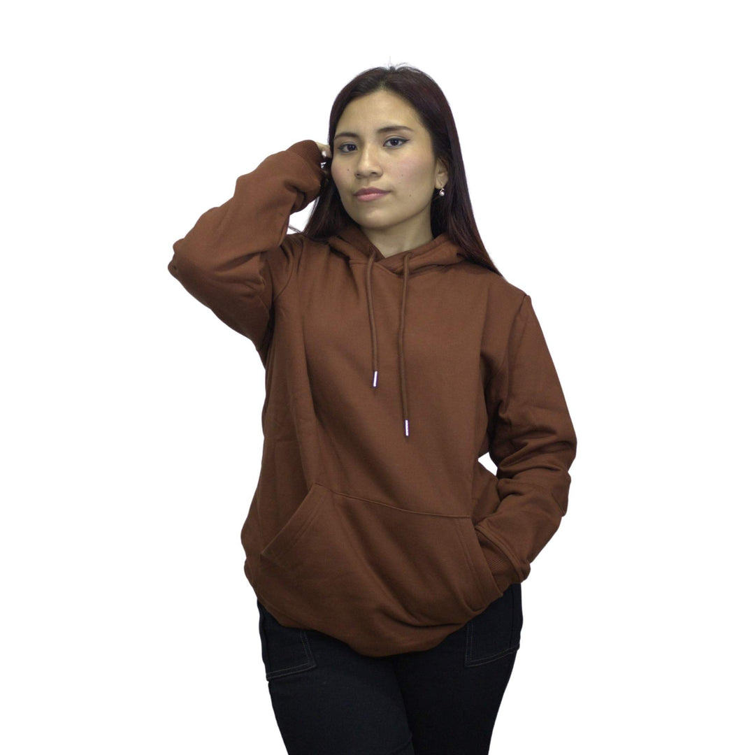 Mujer con sueter color marron