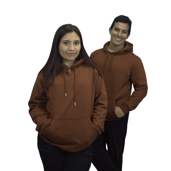 Mujer con sueter color marron
