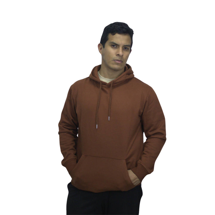 Varón con sueter color marron