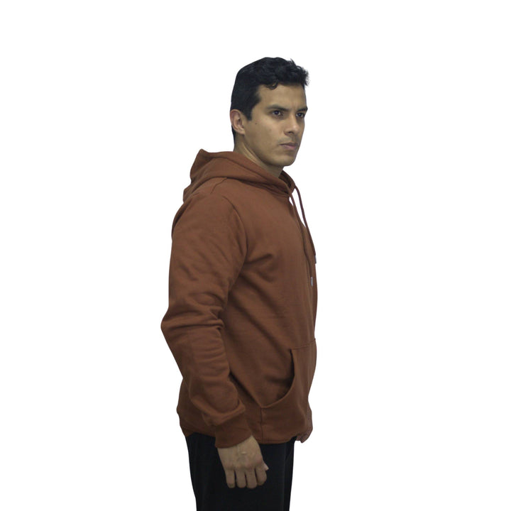 Varón con sueter color marron