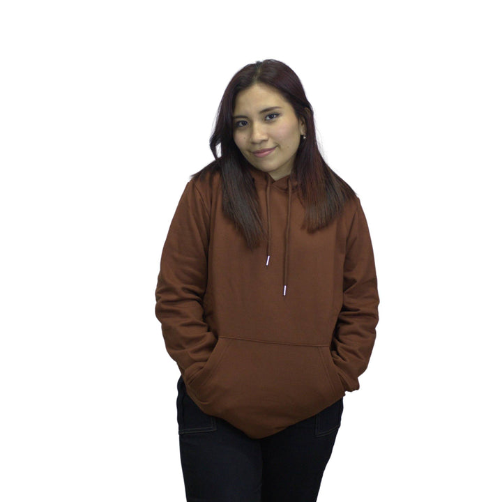 Mujer con sueter color marron