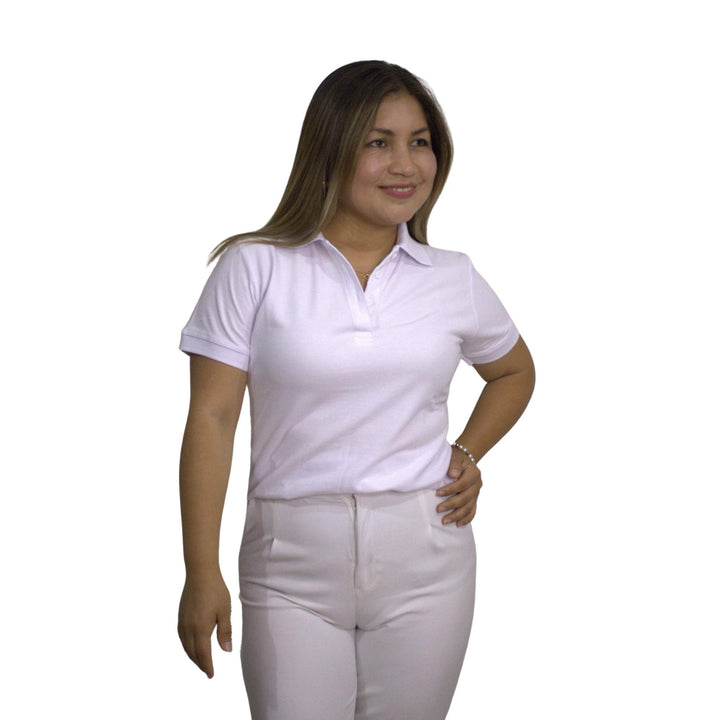Mujer con polo camisero piqué blanco