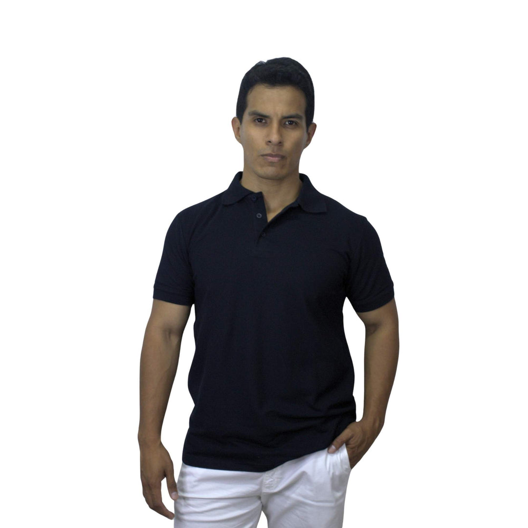 Varon con polo cuello camisero color azul marino
