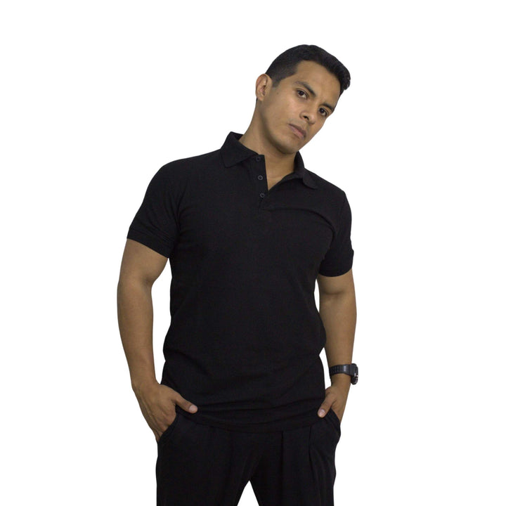 Varón con polo camisero color negro 