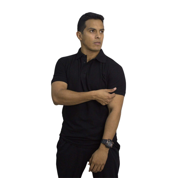 Varón con polo camisero color negro 