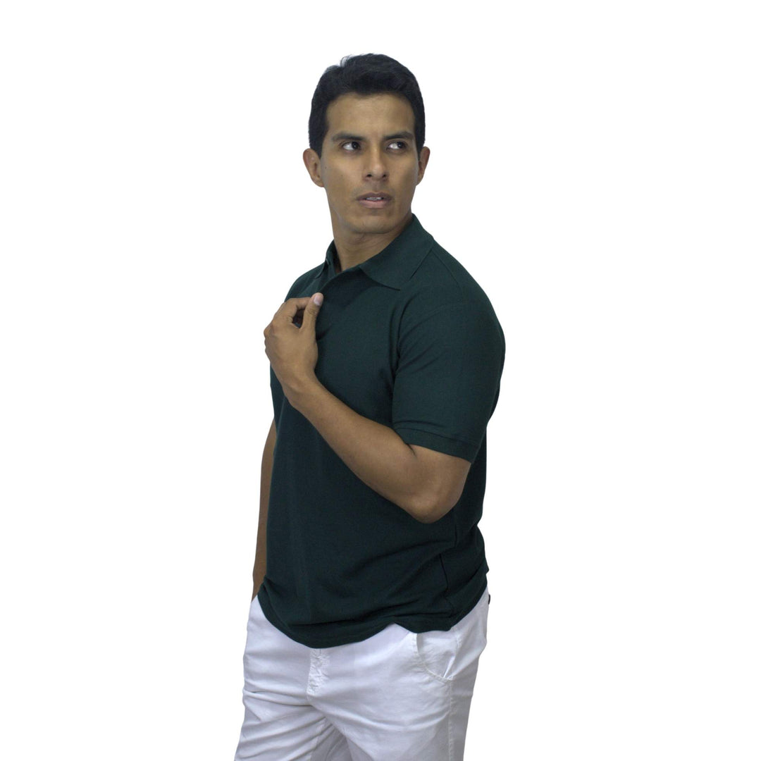 Hombre con polo cuello camisero color verde botella