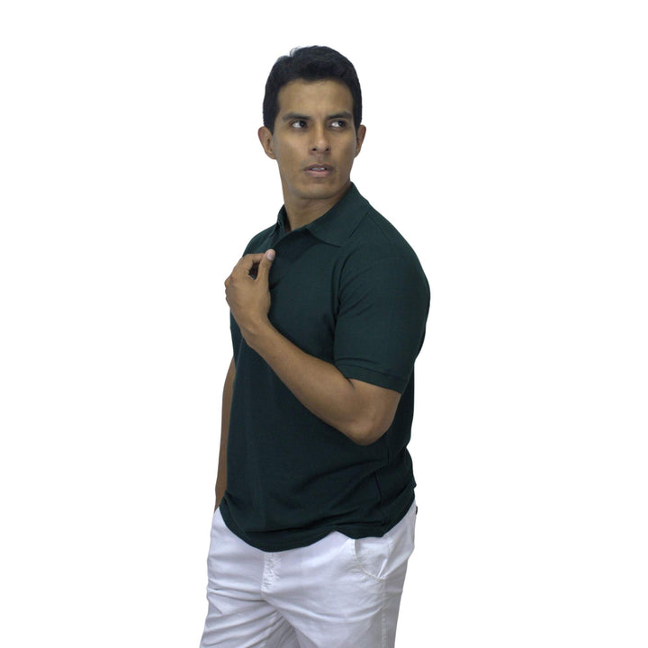 Hombre con polo cuello camisero color verde botella