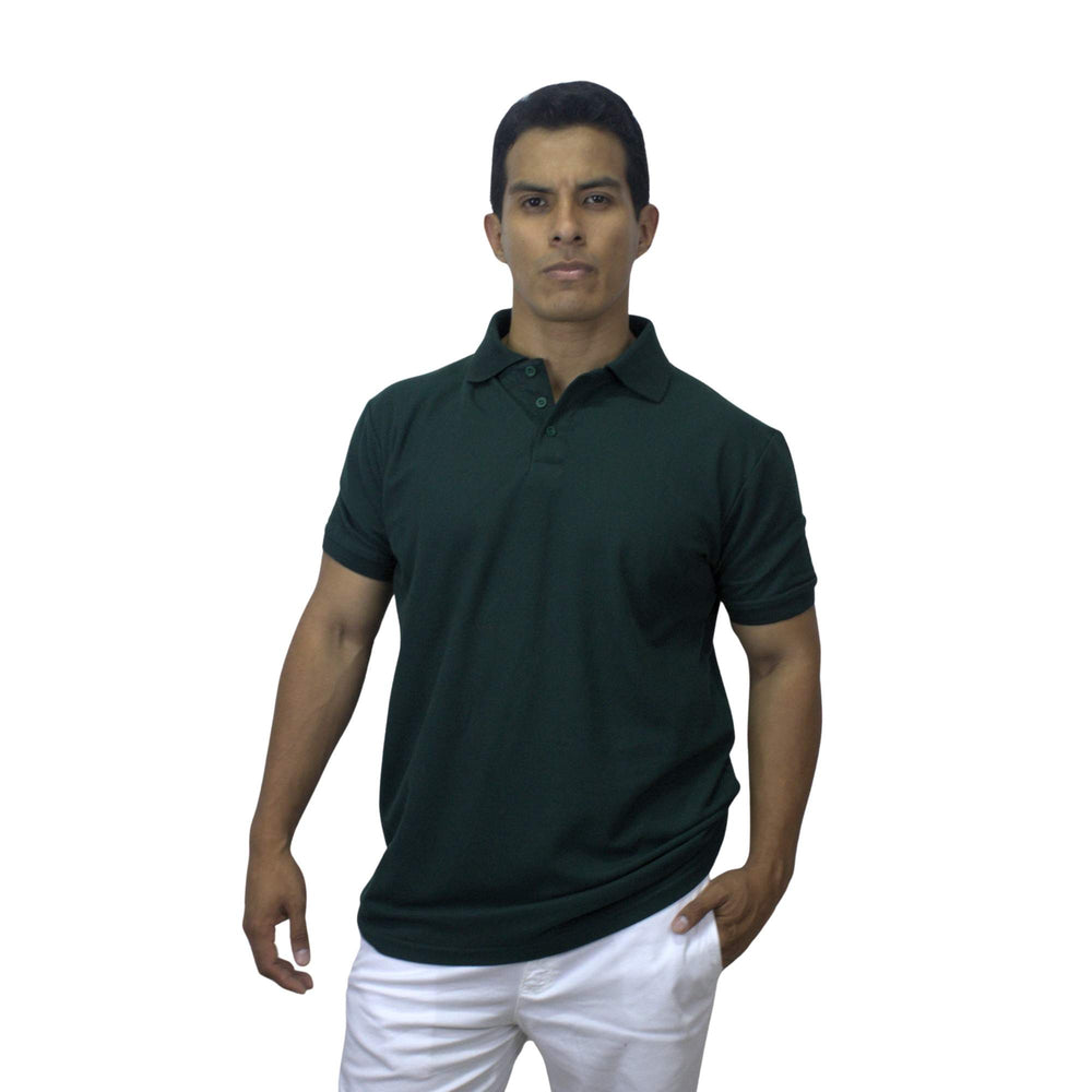 Hombre con polo cuello camisero color verde botella