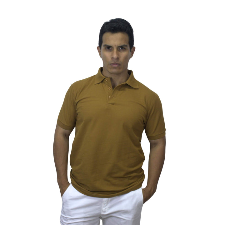 Varón con polo cuello camisero color camel 