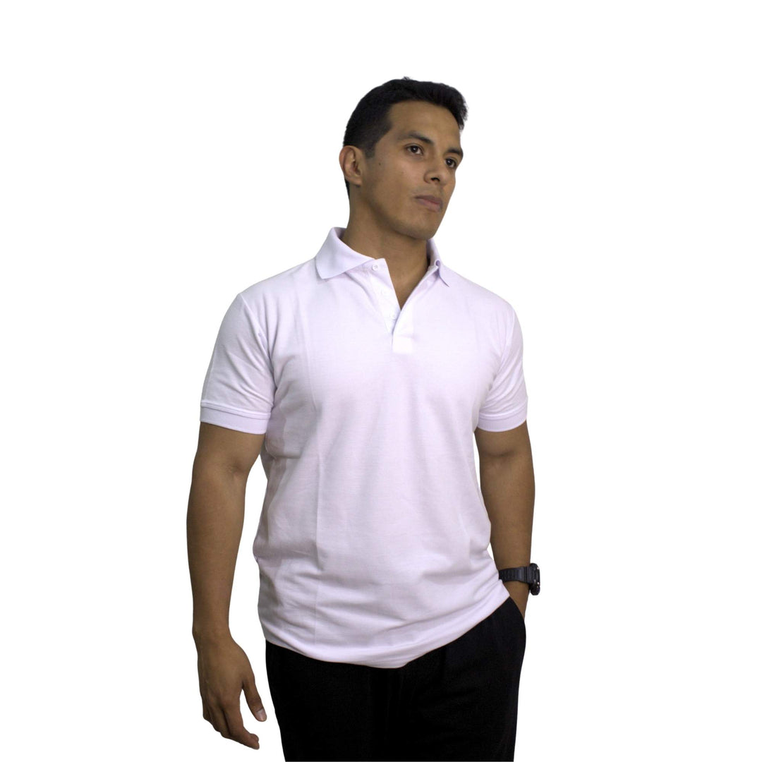 Varón con polo camisero color blanco 