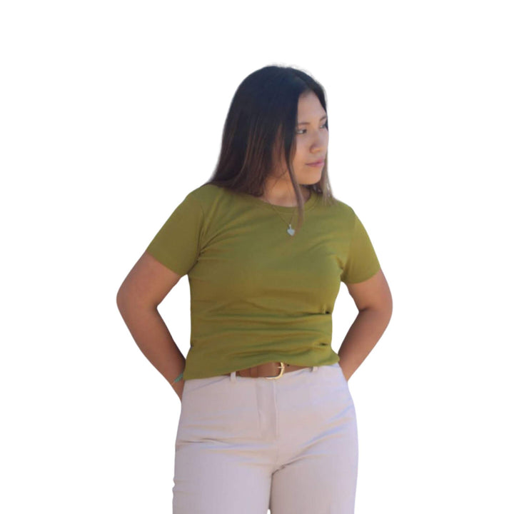 Dama con polo manga corta color olivo
