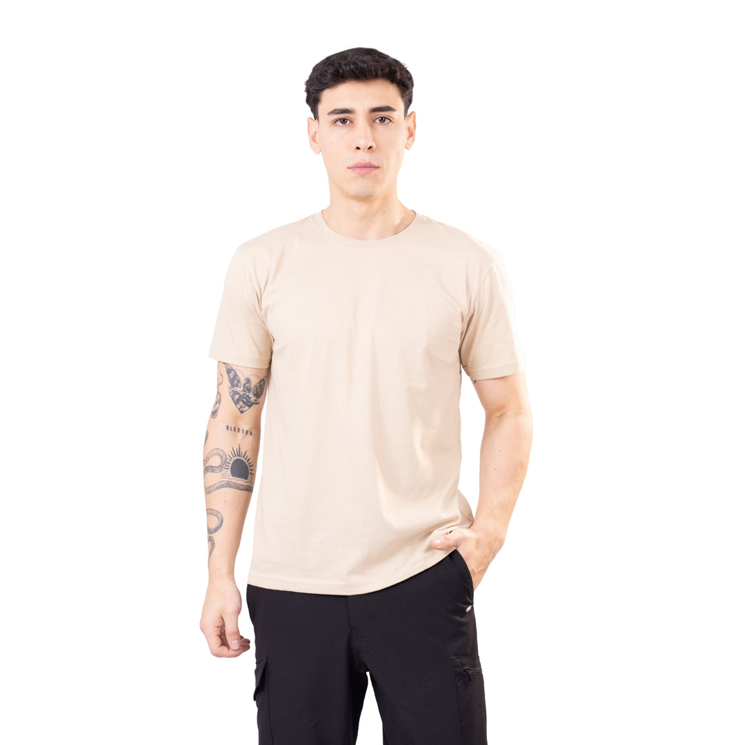 Hombre con polo beige y pantalón oscuro