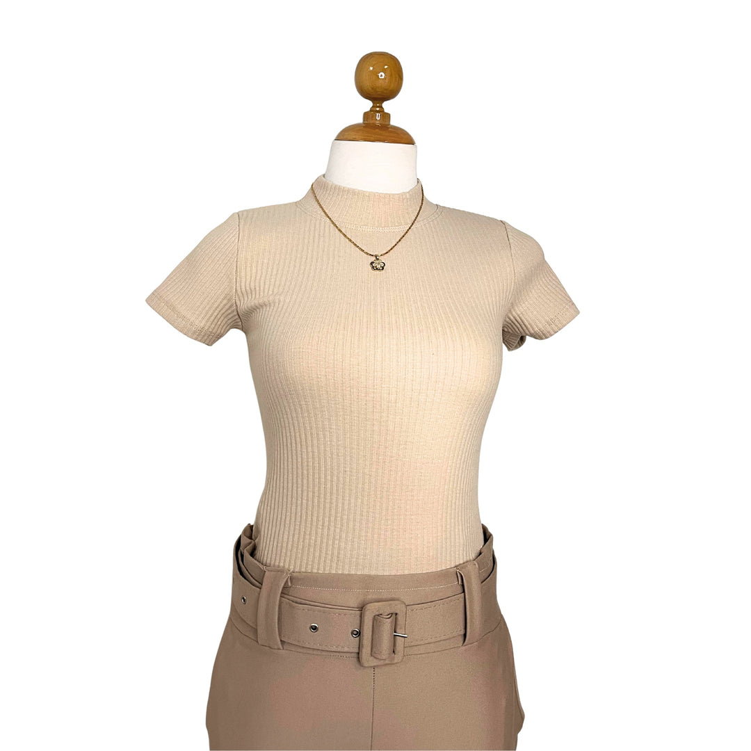 Polo cuello alto en manga corta color beige para mujer